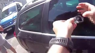 Jastrzębie-Zdrój: Policjanci uratowali mężczyznę uwięzionego w rozgrzanym samochodzie. Konieczne było wybicie szyby