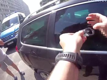 Jastrzębie-Zdrój: Policjanci uratowali mężczyznę uwięzionego w rozgrzanym samochodzie. Konieczne było wybicie szyby