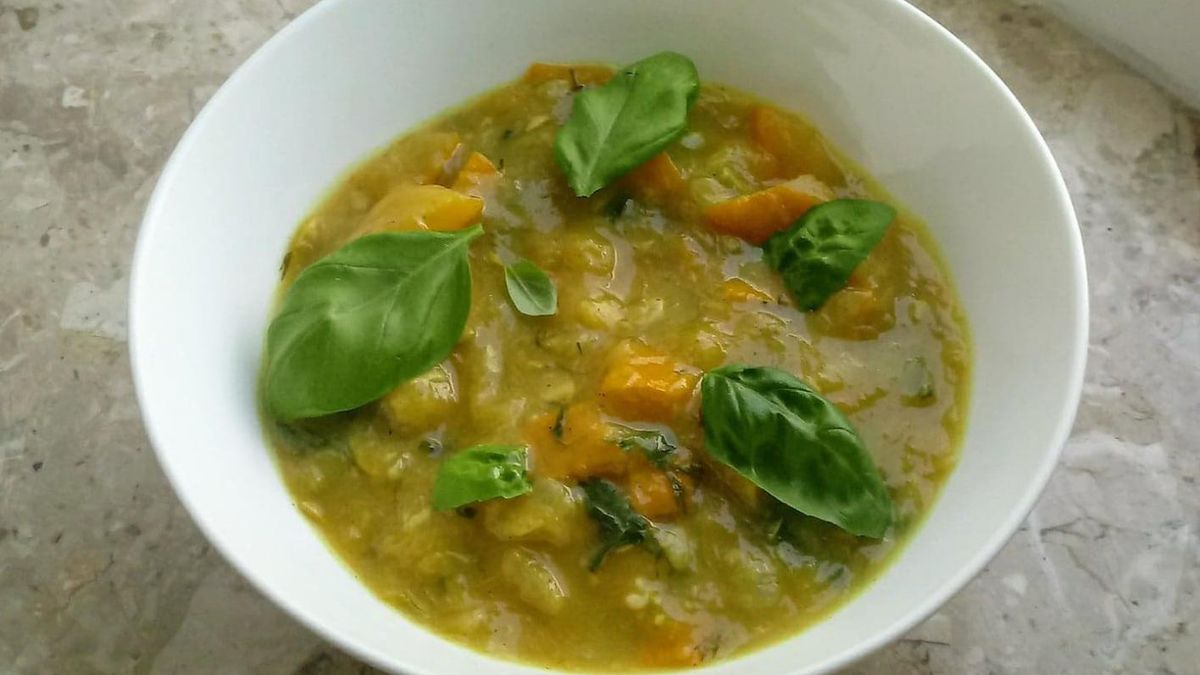 Zupa z cukinii doskonale smakuje posypana listkami bazylii