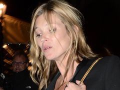 Kate Moss wychodzi z imprezy