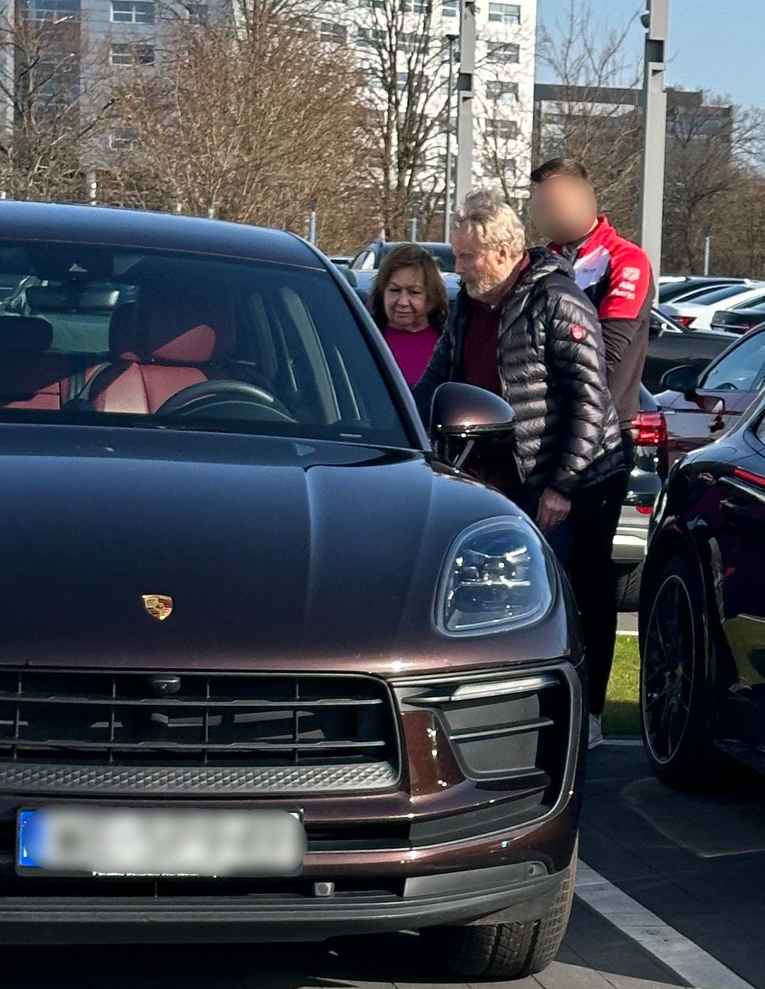 Daniel Olbrychski z żoną kupują nowy samochód