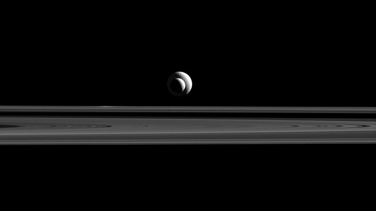 Sonda Cassini jest w kosmosie już od 20 lat. Oto najlepsze zdjęcia Saturna, które zarejestrowała 1