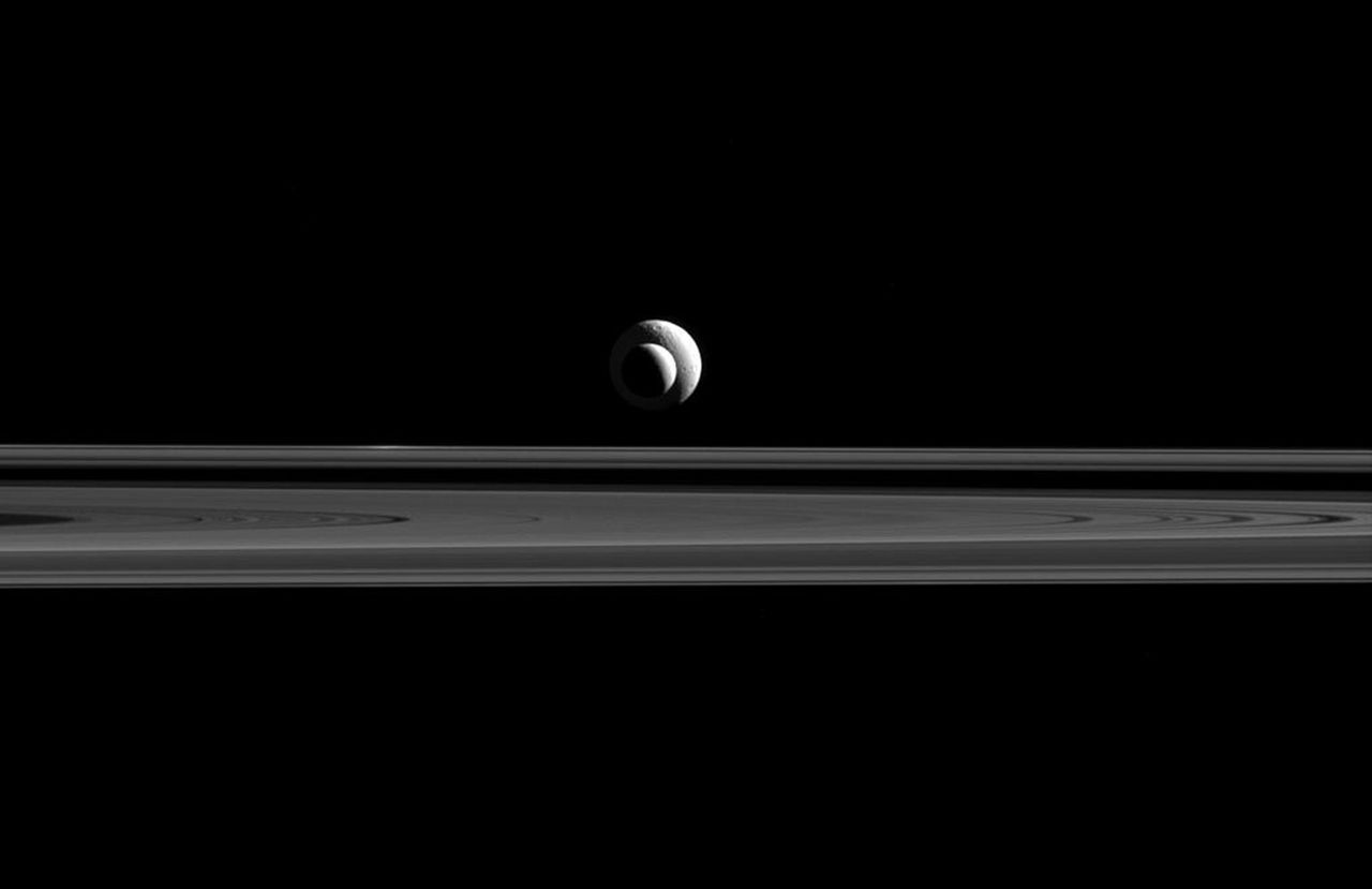 Sonda Cassini jest w kosmosie już od 20 lat. Oto najlepsze zdjęcia Saturna, które zarejestrowała