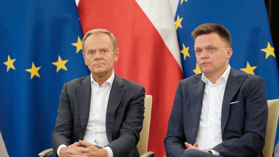 Donald Tusk, Szymon Ho�ownia
Warszawa, 03.06.2022. Lider ugrupowania Polska 2050 Szymon Ho�ownia (P) i przewodnicz�cy Platformy Obywatelskiej Donald Tusk (L) na spotkaniu przedstawicieli partii opozycyjnych, samorz�d�w i organizacji spo�ecznych w Senacie, 3 bm. podczas kt�rego podpisane zosta�o porozumienie dotycz�ce Obywatelskiej Kontroli Wybor�w. (sko) PAP/Mateusz Marek
Mateusz Marek
Obywatelska Kontrola Wybor�w, polityk, polityka, senat, spotkanie