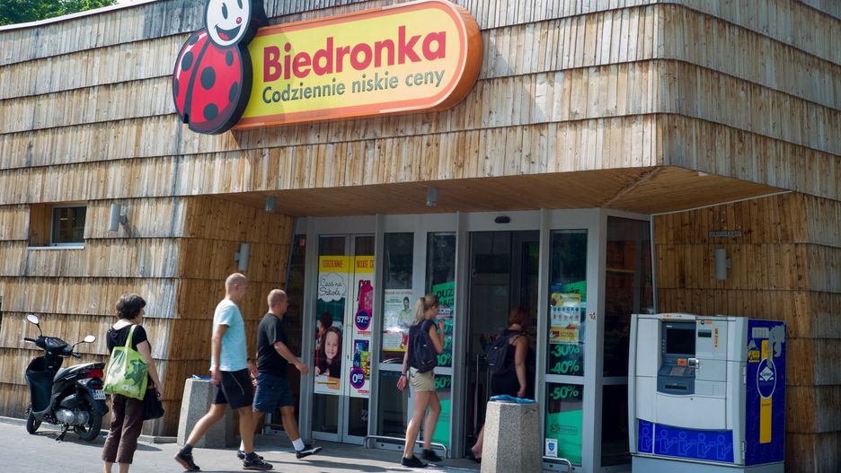Sieci handlowe szykują się na szturm turystów w nadmorskich miejscowościach. W tym roku jeszcze więcej Polaków wybierze odpoczynek w kraju.