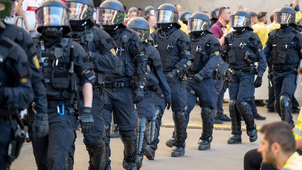 Niemiecka policja kontroluje kibiców 