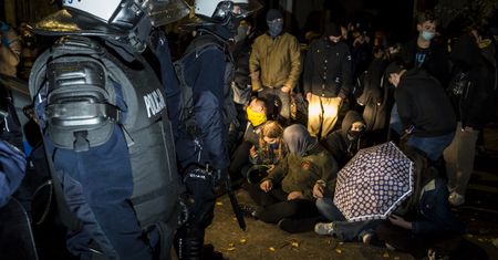 Dodatki dla policjantów. Słychać zarzuty o "kupowanie wierności"