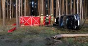 Poważny wypadek. BMW uderzyło w drzewo, walka o życie jednej osoby