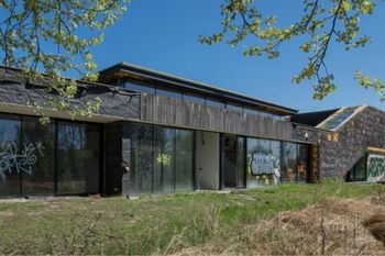 Dom "Wielkiego Brata" pod Warszawą. Od telewizyjnej sceny do zamkniętej ruiny