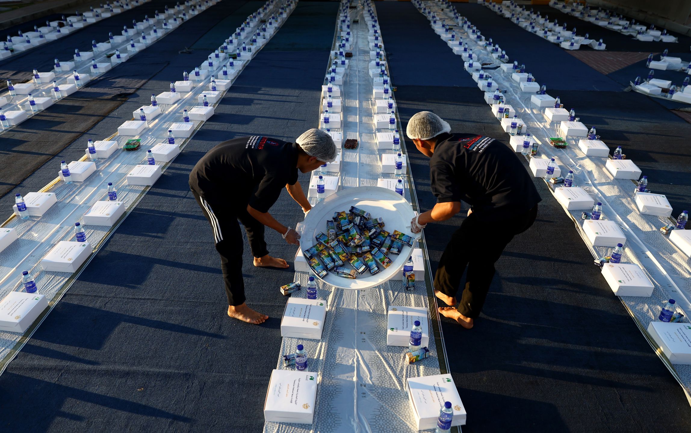 Wolontariusze przygotowują iftar w meczecie w Dubaju