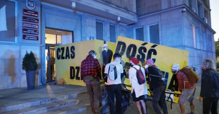 Warszawa. Protest Greenpeace, zablokowali wejście do ministerstwa