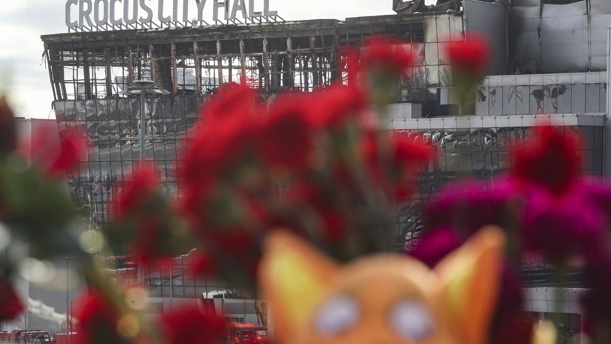 A view of the burned Crocus City Hall concert venue following a terrorist attack in Krasnogorsk, outside Moscow, Russia, 25 March 2024. At least 137 people were killed and more than 100 hospitalized after a group of gunmen attacked the concert hall in the Moscow region on 22 March evening, Russian officials said. Eleven suspects, including all four gunmen directly involved in the terrorist attack, have been detained, according to Russian authorities. EPA/MAXIM SHIPENKOV Dostawca: PAP/EPA.