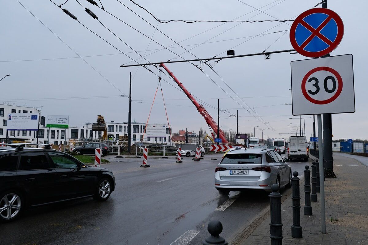 Montaż betonowych belek nowego mostu na Bystrzycy na al. Unii Lubelskiej