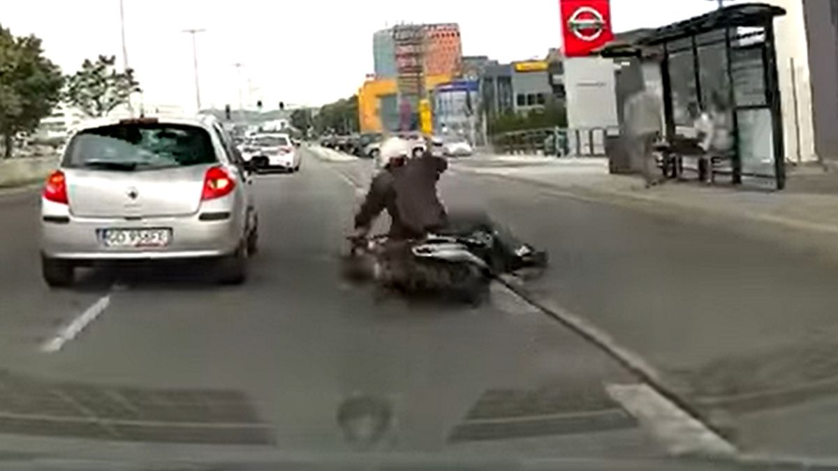 Motocyklista zablokował część jednego z pasów