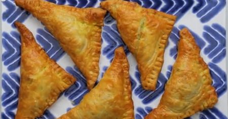 Pyszna alternatywa dla tradycyjnej kuchni. Trójkąty curry z ciasta francuskiego