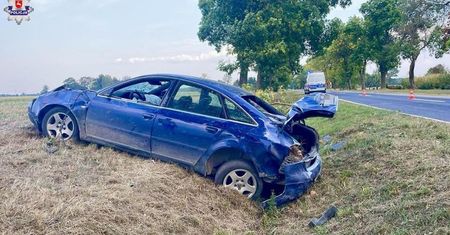 Tragedia. Kierujący audi wjechał do rowu i wypadł z auta!