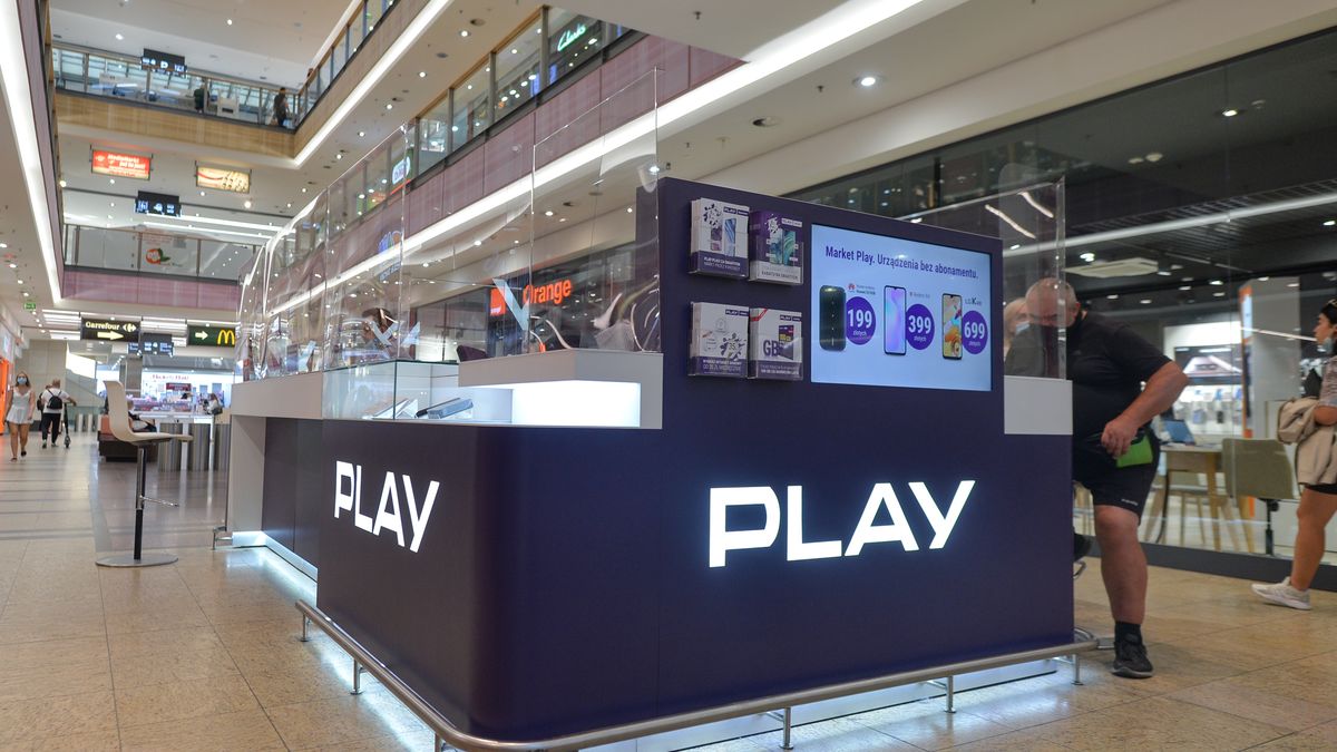 PLAY cell phone store in Krakow.
ILIAD SA, a French provider of telecommunications services, placed an offer for EUR 2.2 billion worth of shares in Play Communications, a leading mobile operator in Poland with over 15 million customers and a 28% market share.
On September 23, 2020, in Krakow, Poland. (Photo by Artur Widak/NurPhoto via Getty Images)