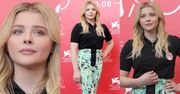 Chloe Grace Moretz zamiata podłogę pierzastymi nogawkami