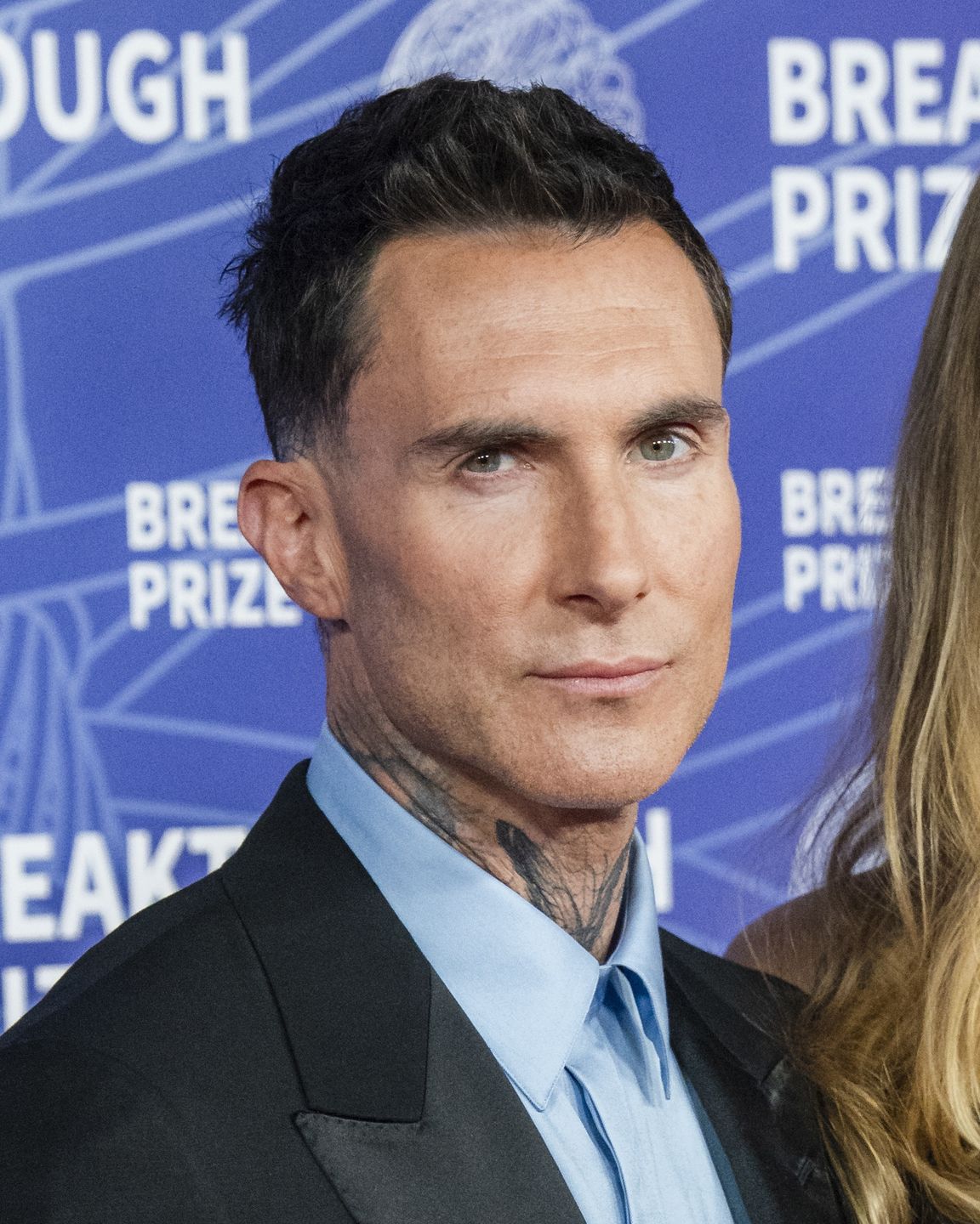 Adam Levine z nową twarzą