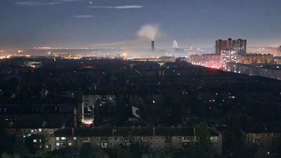 Kij�w ostrzelany przez wojska rosyjskie
A photograph shows a view of Kyiv late on October 11, 2022 during a rolling blackout of parts of districts of the Ukrainian capital following rocket attacks to critical infrastructures in the evening, amid the Russian invasion of Ukraine. (Photo by Eugene KOTENKO / AFP)
EUGENE KOTENKO