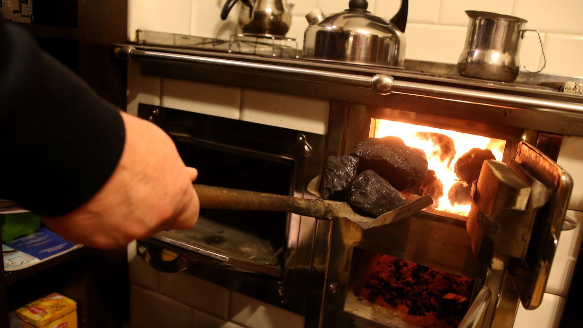 palenisko w piecu w�glowymGrzegorz Momotkaflowy, kuchnia, norma, ogie�, palenie, piec, przekroczona, smog, spalanie, st�enie, w�giel, w�glem, zanieczyszczenie powietrza