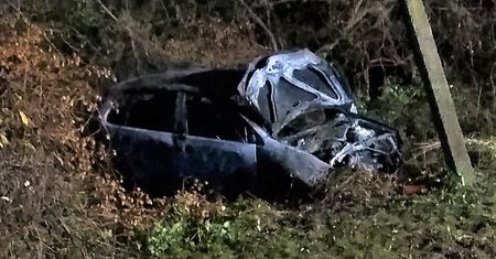 Wypadek w Darowicach. Nastolatki uwolniły się z płonącego auta
