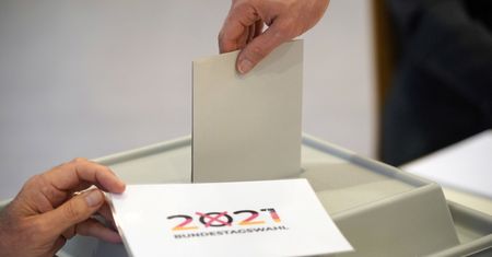 Wybory w Niemczech. Rozbrojono bombę i otwarto lokale wyborcze