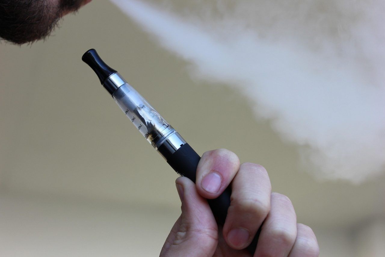 Nielegalne e-papierosy pod lupą KAS – większość przebadanych produktów nie spełnia norm