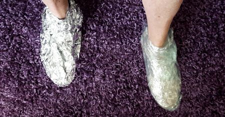 Owiń stopy folią aluminiową. Genialny patent pomógł już wielu