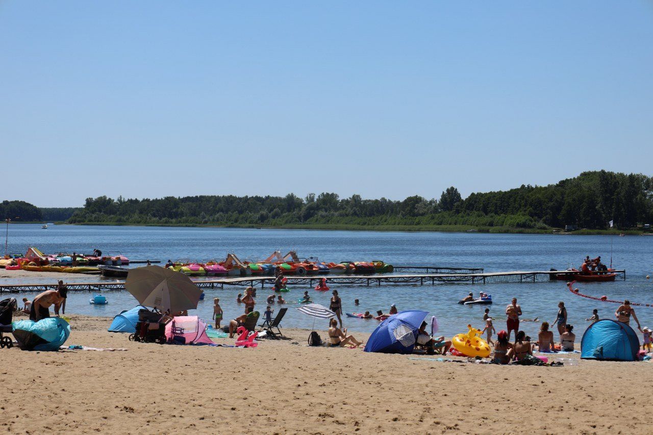 Skorzęcin na lato 2025. Turyści już rozpoczęli plażing! „To już nie jest tylko imprezownia”