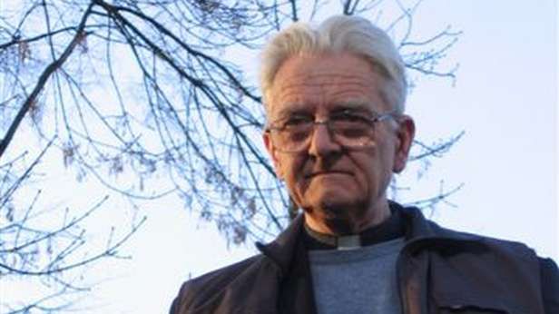 Anonimowi wspierają księdza Bonieckiego 1