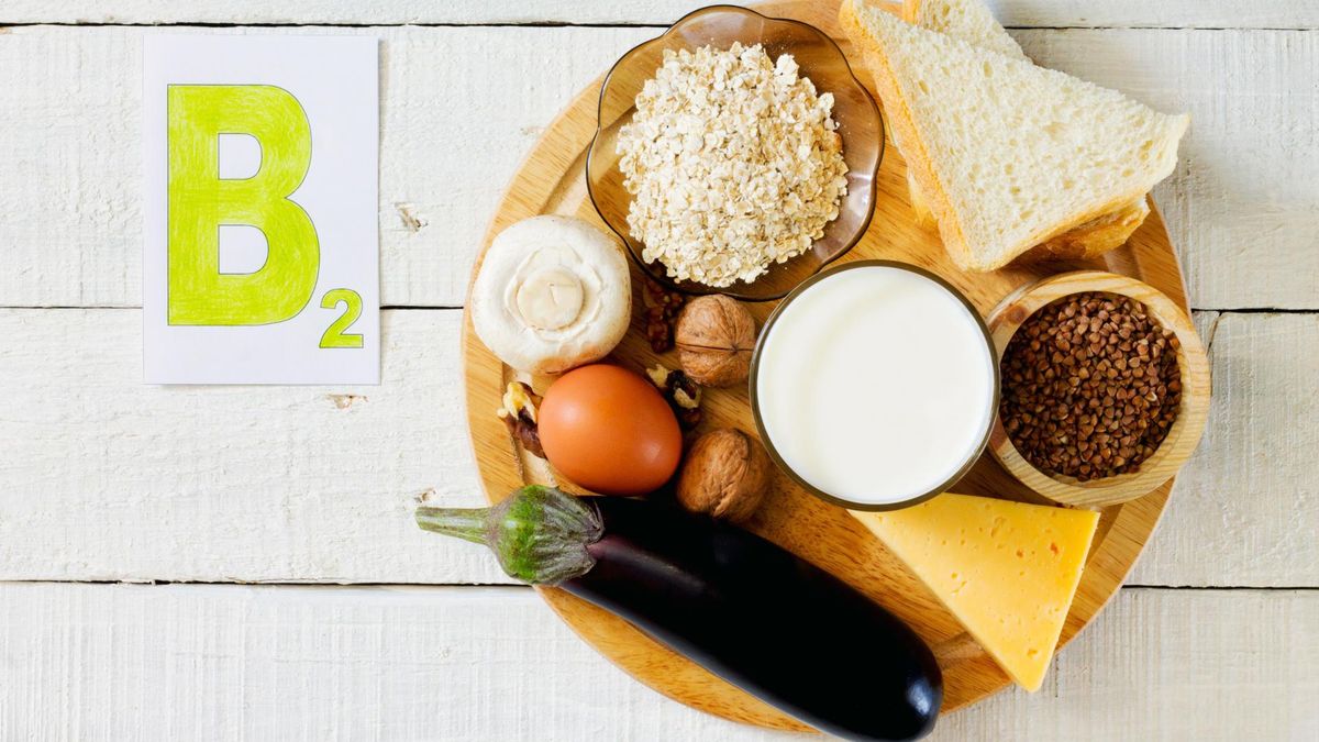 Witamina B2 (ryboflawina) jest obecna w mięsie, jajkach, rybach czy orzechach. 