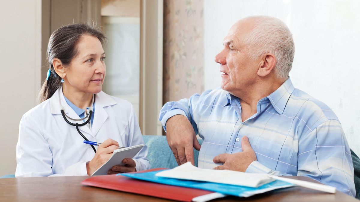 Mężczyzna skarży się na bóle serca podczas wizyty lekarskiej