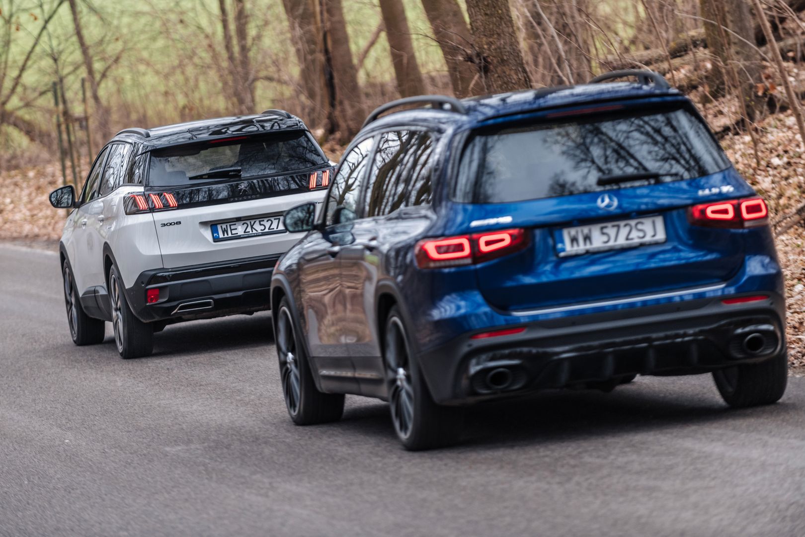 Peugeot 3008 HYbrid4 (2021) i Mercedes-GLB 35 AMG (2021)