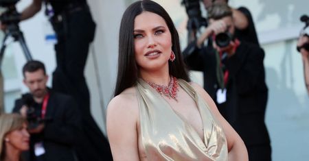 Adriana Lima ZACHWYCA na czerwonym dywanie. Modelka odsłoniła kształty w Wenecji (ZDJĘCIA)
