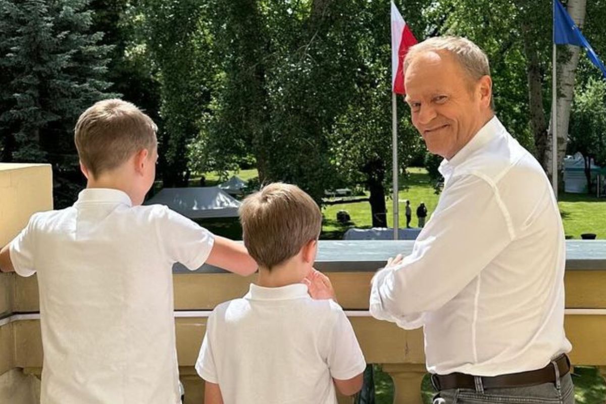 Donald Tusk z wnukami w Dzień Dziecka. Rozbawił internautów