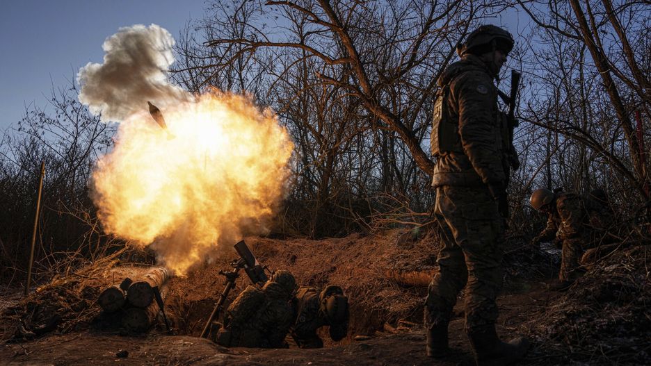 Wojna na Ukrainie - sytuacja w Doniecku
Ukrainian servicemen fire a 120mm mortar towards Russian positions at the frontline near Bakhmut, Donetsk region, Ukraine, Wednesday, Jan. 11, 2023. (AP Photo/Evgeniy Maloletka)
Evgeniy Maloletka