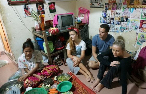 Blogerzy modowi wysłani do fabryki ubrań w Kambodży w norweskim reality-show. "Szok"