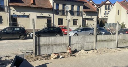 Pyżalski buduje mur, mieszkańcy w szoku! "To wygląda jak Berlin Wschodni"