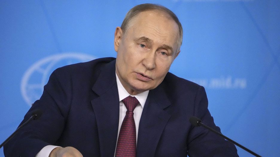 Russian President Putin holds meeting with leadership of the Russian Foreign Ministry
epa11409242 Russian President Vladimir Putin holds a meeting with the leadership of the Russian Foreign Ministry in Moscow, Russia, 14 June 2024. 'Ukrainian troops must be completely withdrawn from the DPR, LPR, Kherson and Zaporizhia regions. From their entire territory, their administrative borders at the time of their entry into the Russian Federation. As soon as Kiev announces this and gives a promise not to join NATO, we will immediately ensure the safe withdrawal of Ukrainian troops and begin the negotiation process', Putin said at the meeting.  EPA/STRINGER 
Dostawca: PAP/EPA.
STRINGER