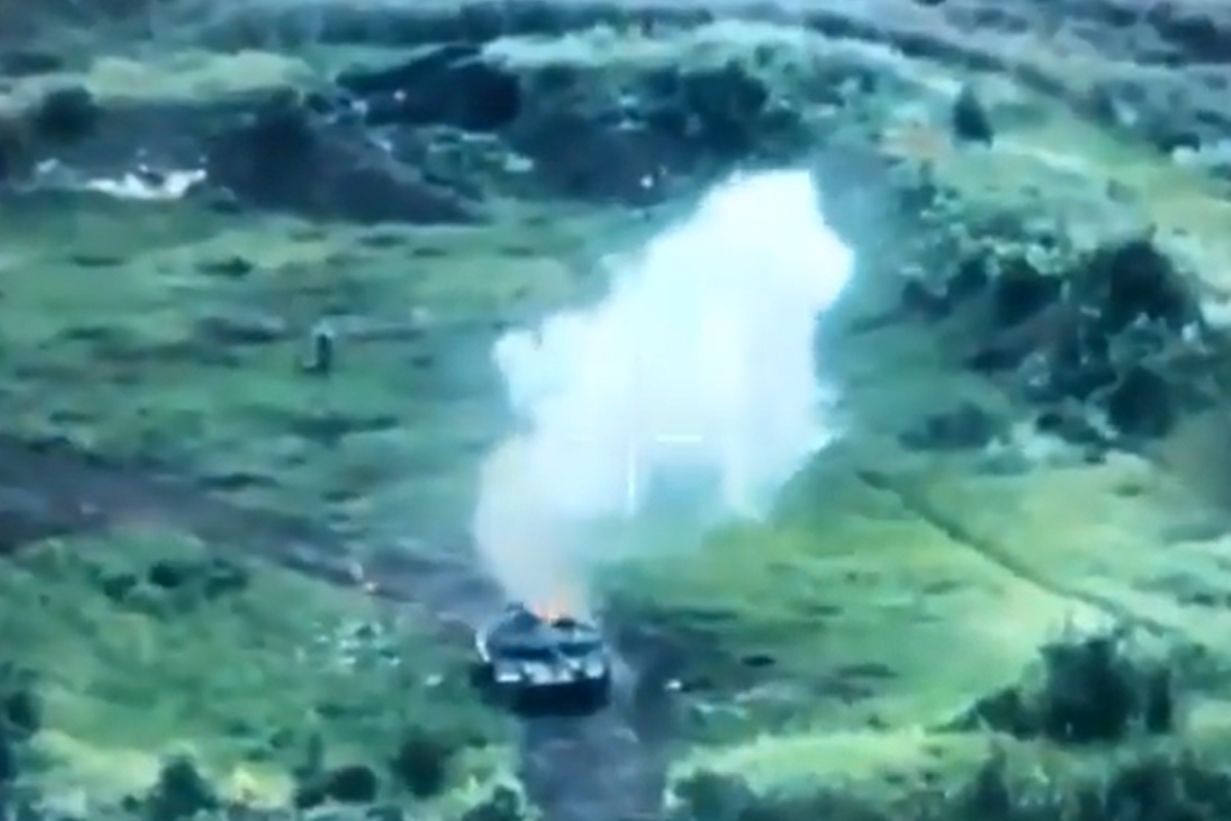 Chluba rosyjskiej armii trafiona przez drona. Wysoki słup ognia i dymu