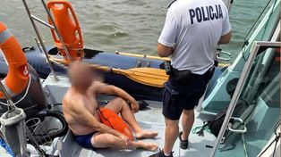 61-latek utknął na środku jeziora. Miał szczęście, że zauważyli go policjanci