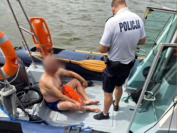 61-latek utknął na środku jeziora. Miał szczęście, że zauważyli go policjanci