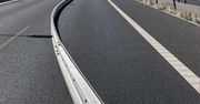 Warszawa: Kierujący lorą zasnął za kierownicą i przebił barierki na S7