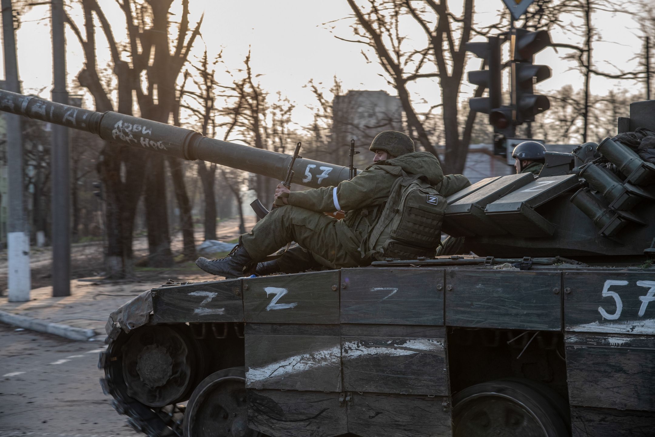 MARIUPOL, UKRAINE - 2022/04/16: Russian soldiers seen sitting on a T-80 tank heading towards the Azovstal plant- one of the final pockets of Ukrainian resistance. The battle between Russian / Pro Russian forces and the defending Ukrainian forces led by the Azov battalion continues in the port city of Mariupol. (Photo by Maximilian Clarke/SOPA Images/LightRocket via Getty Images)