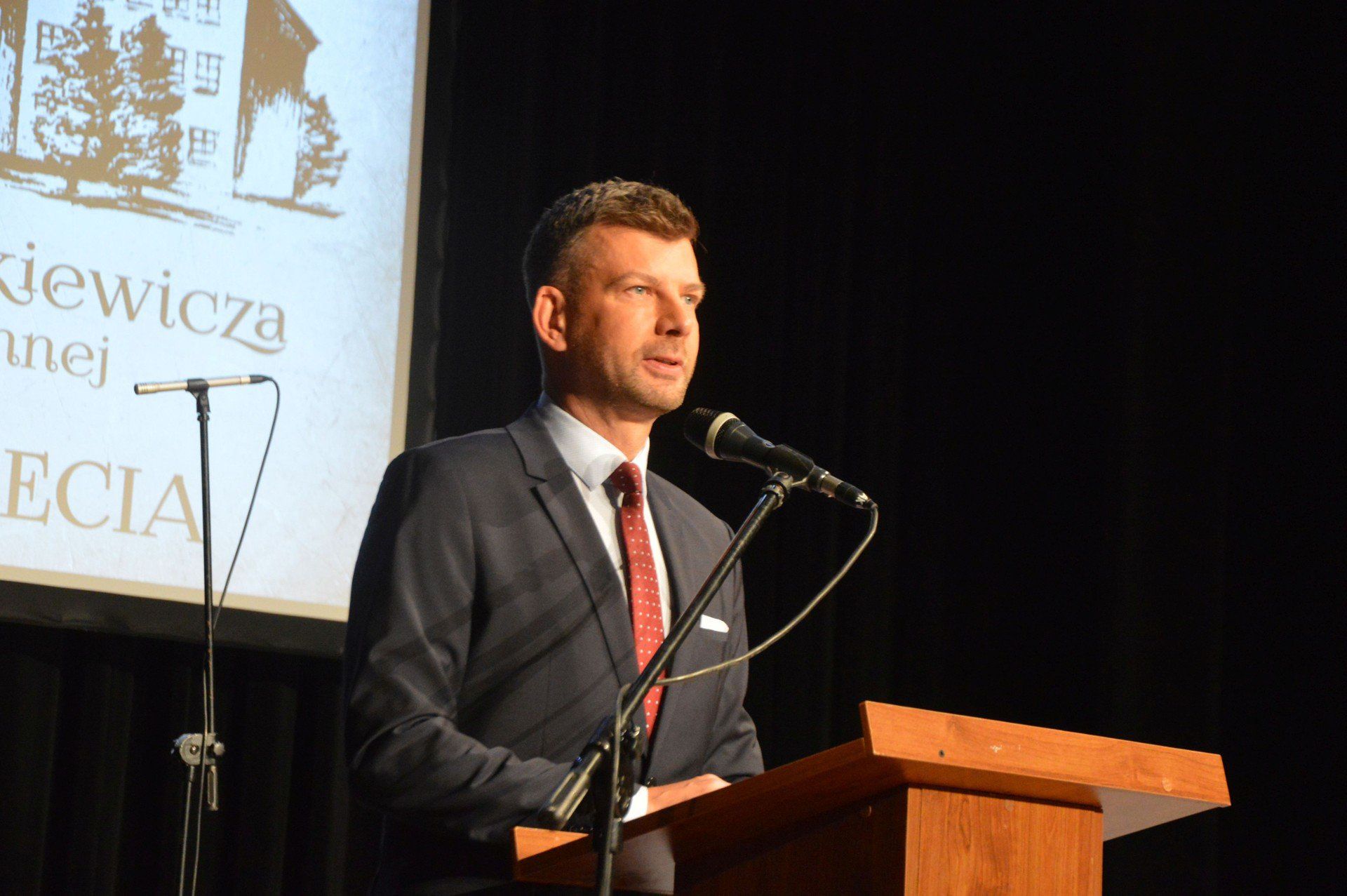 Uroczystość jubileuszu 110 - lecia II Liceum w Skarżysku - Kamiennej poprowadził jego absolwent, znany prezenter telewizyjny Igor Sokołowski.
