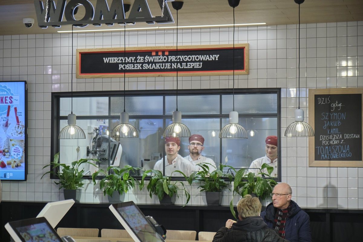 Szyba oddzielająca kuchnię od sali w KFC Bohaterów Września Lublin