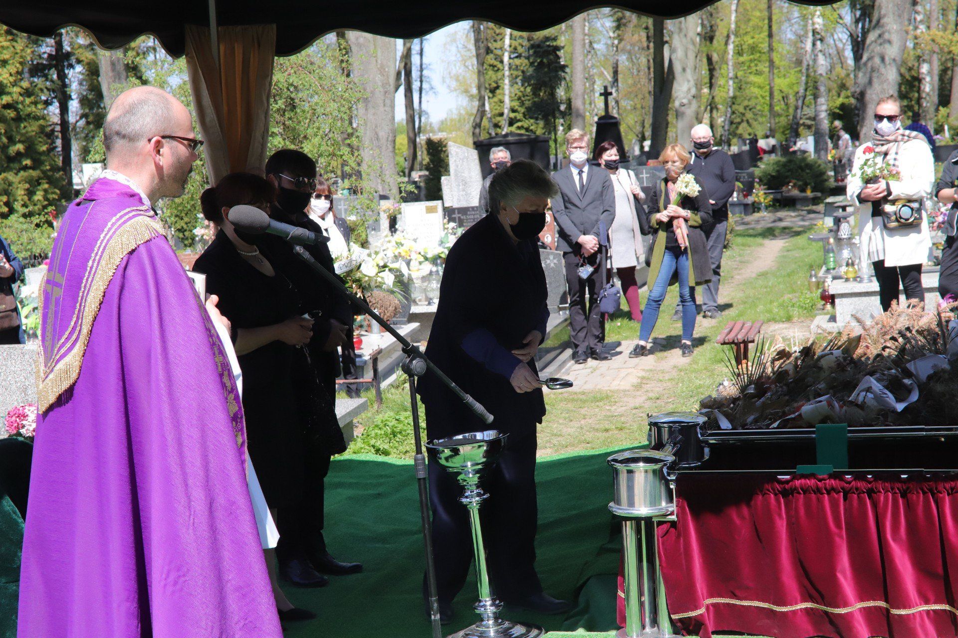 27-04-2020 LODZ .BOHDAN GADOMSKI ZYL 70 LAT POGRZEB NA CMENTARZU KOMUNALNYM DOLY W LODZI. ZNANY DZIENNIKARZ MUZYCZNY
FOT. GRZEGORZ GALASINSKI

DZIENNIK LODZKI/POLSKA PRESS *** Local Caption *** POGRZEB GADOMSKI BOHDAN