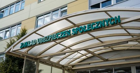 Zabrali mu chorobowe, bo wyszedł z domu. Pozwał ZUS