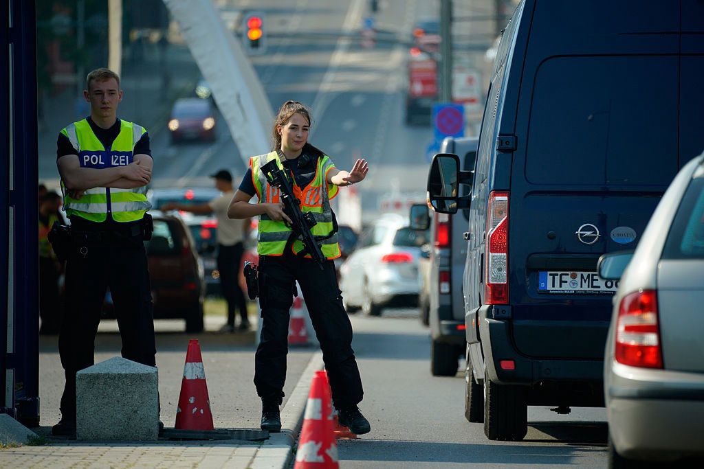Niemiecka policja na moście na granicy z Polską 